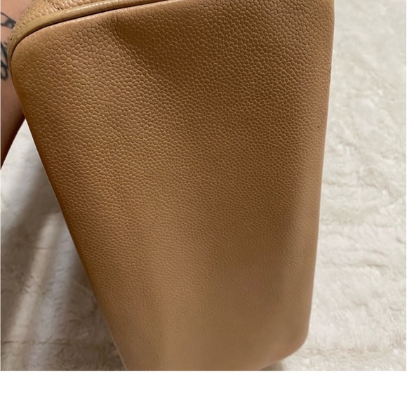 Chanel medallion tote tan leather - Picture 4 of 12